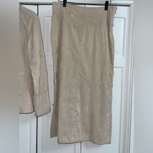GENTLY USED CANYON ROAD BEIGE SIZE MEDIUM
SKIRT SET - Picture 4 of 8